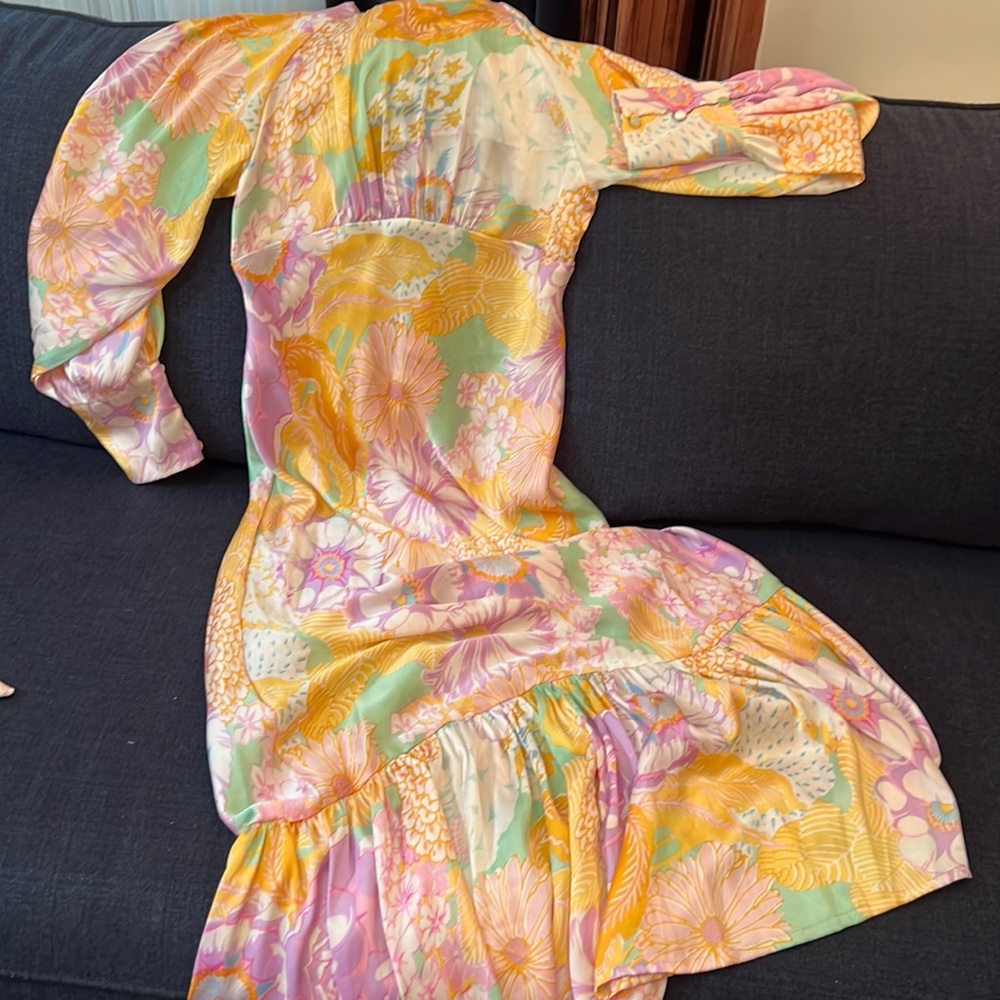 ASOS design size 8 or medium this is a satiny floral dress perfect for summer